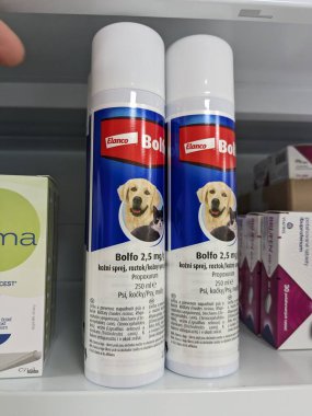 Prag, Çek Cumhuriyeti - 10 Temmuz 2024: Pire ve kene tedavisinde kullanılan BOLFO kutusu, kedi ve köpeklerde parazit kontrolü için kullanılır..