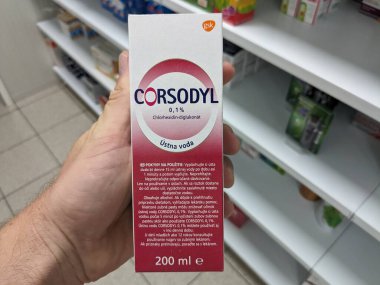Prag, Çek Cumhuriyeti - 10 Temmuz 2024: CORSODYL şişe gargara CHLORHEXIDINE aktif madde GLAXOSMITHKLINE, ağız temizliği ve sakız hastalıklarının tedavisi için kullanılır.