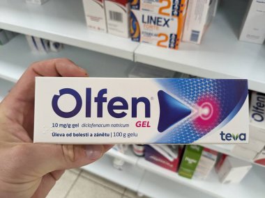 Prag, Çek Cumhuriyeti - 9 Temmuz 2024: MEPHA tarafından kullanılan DICLOFENAC aktif maddeyle birlikte OLFEN ilaç kutusu.