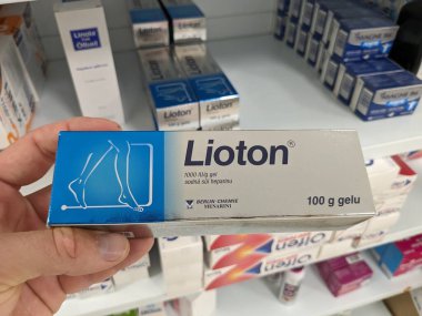 Prag, Çek Cumhuriyeti - 10 Temmuz 2024: MENARINI tarafından HEPARIN 'in aktif maddesiyle ilgili güncel tedavide kullanılan LIOTON kutusu, morlukların, burkulmaların ve varislerin tedavisinde kullanılır..