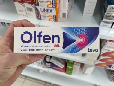 Prag, Çek Cumhuriyeti - 9 Temmuz 2024: MEPHA tarafından kullanılan DICLOFENAC aktif maddeyle birlikte OLFEN ilaç kutusu.