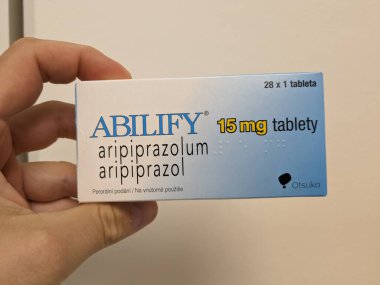 Prag, Çek Cumhuriyeti - 13 Eylül 2024: Şizofreni ve bipolar bozukluğun tedavisinde kullanılan ARIPIPRAZOLE aktif maddesi ile ABILIFY ilaç kutusu.