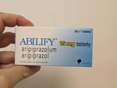 Prag, Çek Cumhuriyeti - 13 Eylül 2024: Şizofreni ve bipolar bozukluğun tedavisinde kullanılan ARIPIPRAZOLE aktif maddesi ile ABILIFY ilaç kutusu.