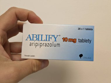 Prag, Çek Cumhuriyeti - 13 Eylül 2024: Şizofreni ve bipolar bozukluğun tedavisinde kullanılan ARIPIPRAZOLE aktif maddesi ile ABILIFY ilaç kutusu.