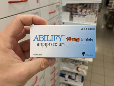 Prag, Çek Cumhuriyeti - 13 Eylül 2024: Şizofreni ve bipolar bozukluğun tedavisinde kullanılan ARIPIPRAZOLE aktif maddesi ile ABILIFY ilaç kutusu.