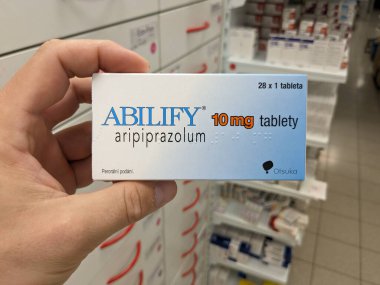 Prag, Çek Cumhuriyeti - 13 Eylül 2024: Şizofreni ve bipolar bozukluğun tedavisinde kullanılan ARIPIPRAZOLE aktif maddesi ile ABILIFY ilaç kutusu.
