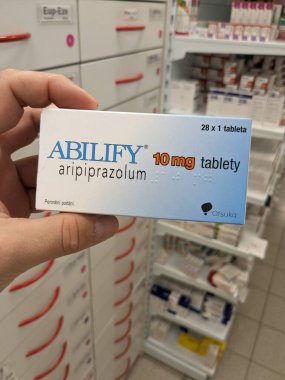 Prag, Çek Cumhuriyeti - 13 Eylül 2024: Şizofreni ve bipolar bozukluğun tedavisinde kullanılan ARIPIPRAZOLE aktif maddesi ile ABILIFY ilaç kutusu.