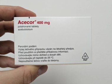 Prag, Çek Cumhuriyeti-9 Ekim 2024: Acecor, hipertansiyon tedavisi, kalp sağlığını desteklemek ve yüksek tansiyon asebutolol ile ilgili durumları yönetmek için kullanılan bir kardiyovasküler ilaçtır.