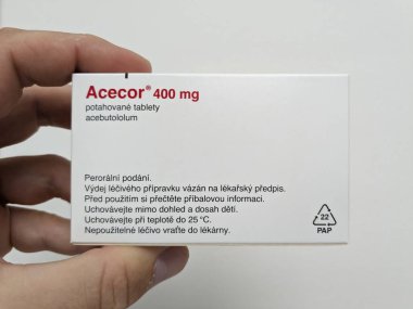 Prag, Çek Cumhuriyeti-9 Ekim 2024: Acecor, hipertansiyon tedavisi, kalp sağlığını desteklemek ve yüksek tansiyon asebutolol ile ilgili durumları yönetmek için kullanılan bir kardiyovasküler ilaçtır.
