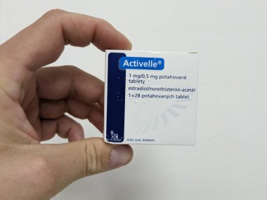 Prag, Çek Cumhuriyeti - 13 Eylül 2024: ESTRADIOL ve NORETHISTERone aktif maddelerin kullanıldığı aktif ilaç kutusu NOVO NORDISK, hormon yenileme tedavisi için kullanılır.