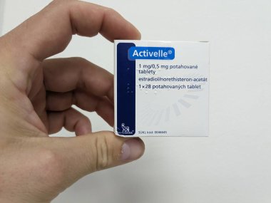 Prag, Çek Cumhuriyeti - 13 Eylül 2024: ESTRADIOL ve NORETHISTERone aktif maddelerin kullanıldığı aktif ilaç kutusu NOVO NORDISK, hormon yenileme tedavisi için kullanılır.