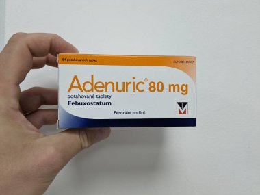 Prag, Çek Cumhuriyeti-9 Ekim 2024: MENARINI 'nin Adenuric' i, kronik hiperurikemi ve gut hastalığının yönetilmesinde kullanılan bir ilaç olan FEBUXOSTAT içermekte olup, ürik asit seviyelerinin etkili bir şekilde azaltılmasına yardımcı olmaktadır..