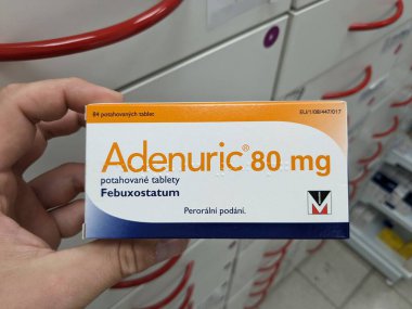Prag, Çek Cumhuriyeti-9 Ekim 2024: MENARINI 'nin Adenuric' i, kronik hiperurikemi ve gut hastalığının yönetilmesinde kullanılan bir ilaç olan FEBUXOSTAT içermekte olup, ürik asit seviyelerinin etkili bir şekilde azaltılmasına yardımcı olmaktadır..