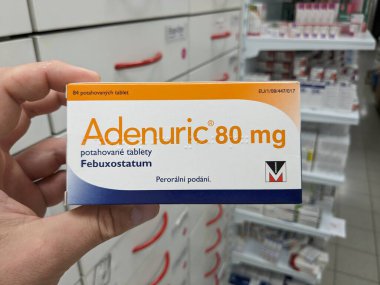 Prag, Çek Cumhuriyeti-9 Ekim 2024: MENARINI 'nin Adenuric' i, kronik hiperurikemi ve gut hastalığının yönetilmesinde kullanılan bir ilaç olan FEBUXOSTAT içermekte olup, ürik asit seviyelerinin etkili bir şekilde azaltılmasına yardımcı olmaktadır..