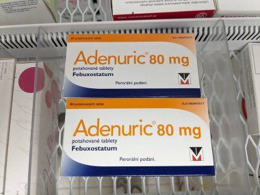 Prag, Çek Cumhuriyeti-9 Ekim 2024: MENARINI 'nin Adenuric' i, kronik hiperurikemi ve gut hastalığının yönetilmesinde kullanılan bir ilaç olan FEBUXOSTAT içermekte olup, ürik asit seviyelerinin etkili bir şekilde azaltılmasına yardımcı olmaktadır..