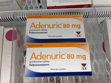 Prag, Çek Cumhuriyeti-9 Ekim 2024: MENARINI 'nin Adenuric' i, kronik hiperurikemi ve gut hastalığının yönetilmesinde kullanılan bir ilaç olan FEBUXOSTAT içermekte olup, ürik asit seviyelerinin etkili bir şekilde azaltılmasına yardımcı olmaktadır..