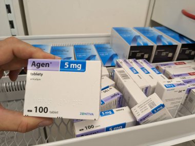 Prag, Çek Cumhuriyeti-6 Aralık 2024: ZENTIVA tarafından geliştirilen Agen, hipertansiyon ve anjinin tedavisinde kullanılan bir kalsiyum kanal engelleyici olan AMLODIPINE içeriyor, kalp sağlığını iyileştirmek ve kan basıncını düşürmek için.