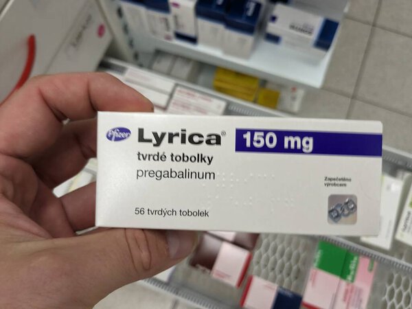 Лирика, Чехия - 28 августа 2024 года: ящик с действующим веществом ПФИЗЕР ПРЕГАБАЛИН, используемым при нервных болях, эпипсии и тревоге..