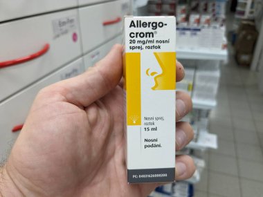 Prag, Çek Cumhuriyeti-9 Ekim 2024: Allergo Crom Combi, alerjik reaksiyonların önlenmesi ve tedavi edilmesi için kullanılan CROMOGLICIC ACID ve diğer antihistaminler içermektedir