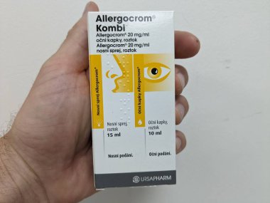 Prag, Çek Cumhuriyeti-9 Ekim 2024: Allergo Crom Combi, alerjik reaksiyonların önlenmesi ve tedavi edilmesi için kullanılan CROMOGLICIC ACID ve diğer antihistaminler içermektedir