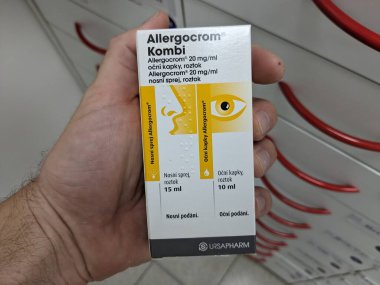 Prag, Çek Cumhuriyeti-9 Ekim 2024: Allergo Crom Combi, alerjik reaksiyonların önlenmesi ve tedavi edilmesi için kullanılan CROMOGLICIC ACID ve diğer antihistaminler içermektedir