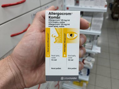 Prag, Çek Cumhuriyeti-9 Ekim 2024: Allergo Crom Combi, alerjik reaksiyonların önlenmesi ve tedavi edilmesi için kullanılan CROMOGLICIC ACID ve diğer antihistaminler içermektedir