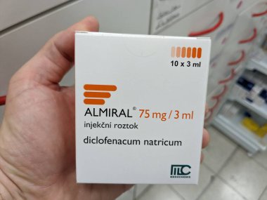 Prag, Çek Cumhuriyeti-9 Ekim 2024: MEDA 'nın ALMIRAL' i, eklem iltihabı, kas ağrısı, artrit gibi durumlarda ağrıyı ve iltihabı azaltmak için kullanılan steroidal olmayan bir antienflamatuar ilaç olan DICLOFENAC içerir.