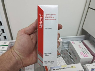 Prag, Çek Cumhuriyeti - 10 Temmuz 2024: ALMIRALL tarafından kortikosteroid aktif maddelerle ALPICORT şişe güncel çözüm, kafa derisi iltihabı ve saç kaybı tedavisinde kullanılır.