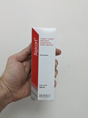 Prag, Çek Cumhuriyeti - 10 Temmuz 2024: ALMIRALL tarafından kortikosteroid aktif maddelerle ALPICORT şişe güncel çözüm, kafa derisi iltihabı ve saç kaybı tedavisinde kullanılır.