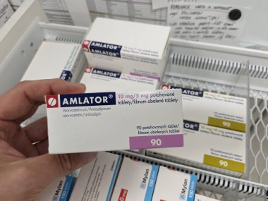 Prag, Çek Cumhuriyeti - 10 Temmuz 2024: Hipertansiyon ve hiperlipidemi tedavisinde kullanılan AMLATOR ilaç kutusu ve ZENTIVA tarafından aktif maddeler.