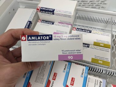 Prag, Çek Cumhuriyeti - 10 Temmuz 2024: Hipertansiyon ve hiperlipidemi tedavisinde kullanılan AMLATOR ilaç kutusu ve ZENTIVA tarafından aktif maddeler.