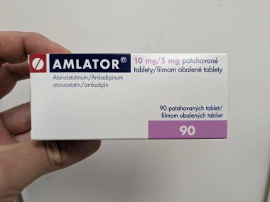 Prag, Çek Cumhuriyeti - 10 Temmuz 2024: Hipertansiyon ve hiperlipidemi tedavisinde kullanılan AMLATOR ilaç kutusu ve ZENTIVA tarafından aktif maddeler.