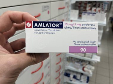 Prag, Çek Cumhuriyeti - 10 Temmuz 2024: Hipertansiyon ve hiperlipidemi tedavisinde kullanılan AMLATOR ilaç kutusu ve ZENTIVA tarafından aktif maddeler.