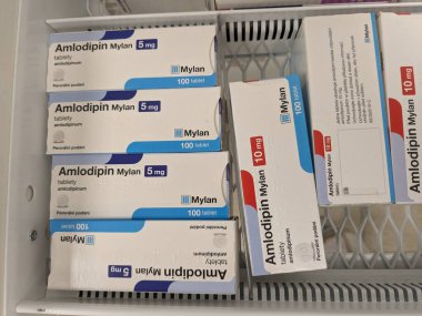 Prag, Çek Cumhuriyeti - 10 Temmuz 2024: MYLAN tarafından hipertansiyon ve kardiyovasküler sağlık tedavisinde kullanılan AMLODIPIN MYLAN ilaç kutusu.