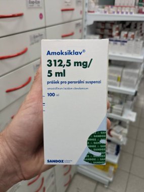 Prag, Çek Cumhuriyeti-17 Haziran 2024: Bakteriyel enfeksiyonların tedavisinde kullanılan Amoksiklav kutu dolusu Amoxicillin ve Clavulanic asit maddeleri