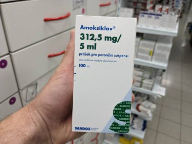 Prag, Çek Cumhuriyeti-17 Haziran 2024: Bakteriyel enfeksiyonların tedavisinde kullanılan Amoksiklav kutu dolusu Amoxicillin ve Clavulanic asit maddeleri