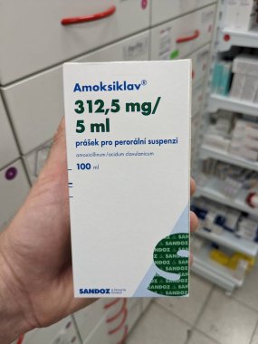 Prag, Çek Cumhuriyeti-17 Haziran 2024: Bakteriyel enfeksiyonların tedavisinde kullanılan Amoksiklav kutu dolusu Amoxicillin ve Clavulanic asit maddeleri