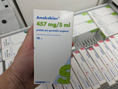 Prag, Çek Cumhuriyeti-17 Haziran 2024: Bakteriyel enfeksiyonların tedavisinde kullanılan Amoksiklav kutu dolusu Amoxicillin ve Clavulanic asit maddeleri