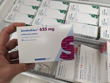 Prag, Çek Cumhuriyeti-17 Haziran 2024: Bakteriyel enfeksiyonların tedavisinde kullanılan Amoksiklav kutu dolusu Amoxicillin ve Clavulanic asit maddeleri