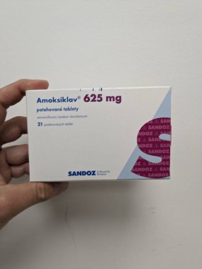 Prag, Çek Cumhuriyeti-17 Haziran 2024: Bakteriyel enfeksiyonların tedavisinde kullanılan Amoksiklav kutu dolusu Amoxicillin ve Clavulanic asit maddeleri