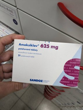 Prag, Çek Cumhuriyeti-17 Haziran 2024: Bakteriyel enfeksiyonların tedavisinde kullanılan Amoksiklav kutu dolusu Amoxicillin ve Clavulanic asit maddeleri