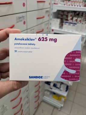 Prag, Çek Cumhuriyeti-17 Haziran 2024: Bakteriyel enfeksiyonların tedavisinde kullanılan Amoksiklav kutu dolusu Amoxicillin ve Clavulanic asit maddeleri