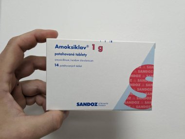 Prag, Çek Cumhuriyeti-17 Haziran 2024: Bakteriyel enfeksiyonların tedavisinde kullanılan Amoksiklav kutu dolusu Amoxicillin ve Clavulanic asit maddeleri