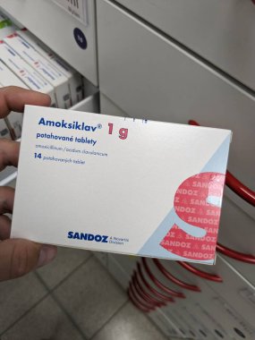 Prag, Çek Cumhuriyeti-17 Haziran 2024: Bakteriyel enfeksiyonların tedavisinde kullanılan Amoksiklav kutu dolusu Amoxicillin ve Clavulanic asit maddeleri