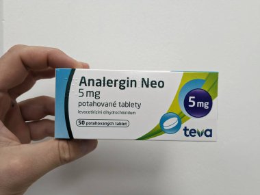 Prag, Çek Cumhuriyeti - 10 Temmuz 2024: ANALERGIN NEO kutu dolusu ilaç ve TEVA tarafından LEVOCETIRIZINE aktif maddesi, alerjik rhinitis ve kronik ürtikia tedavisinde kullanılır.