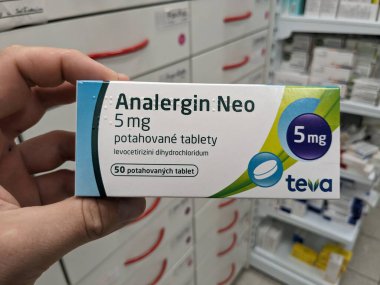Prag, Çek Cumhuriyeti - 10 Temmuz 2024: ANALERGIN NEO kutu dolusu ilaç ve TEVA tarafından LEVOCETIRIZINE aktif maddesi, alerjik rhinitis ve kronik ürtikia tedavisinde kullanılır.
