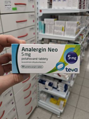 Prag, Çek Cumhuriyeti - 10 Temmuz 2024: ANALERGIN NEO kutu dolusu ilaç ve TEVA tarafından LEVOCETIRIZINE aktif maddesi, alerjik rhinitis ve kronik ürtikia tedavisinde kullanılır.