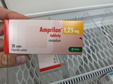 Prag, Çek Cumhuriyeti - 9 Temmuz 2024: KRKA tarafından hipertansiyon ve kalp yetmezliğinin tedavisinde kullanılan RAMIPRIL aktif maddeyle dolu AMPRILAN tablet kutusu.