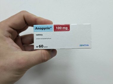 Prag, Çek Cumhuriyeti - 10 Temmuz 2024: ZENTIVA tarafından kullanılan ACETYLALICYLIC ACID ile ANOPYRIN ilaç kutusu, ağrı kesici, ateş azaltma ve kardiyovasküler sağlık için kullanılır.