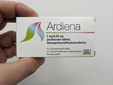 Prag, Çek Cumhuriyeti - 10 Temmuz 2024: ARDIENA ilaç kutusu DROSPIRENone ve GEDEON RICHTER tarafından kullanılan EthingYLESTRADIOL aktif maddeler.